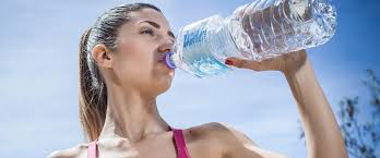 Правильные бутылки с водой, чтобы поддерживать водный баланс